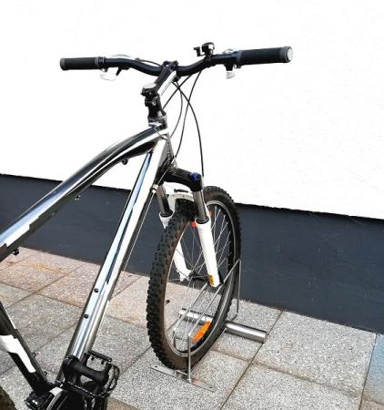 Namor Fahrradständer | Made in Germany | Edelstahl Rostfrei | Fahrradhalter | Ausstellungsständer | 20" - 29" Zoll geeignet | Vorderrad oder Hinterrad | Design Produkt …