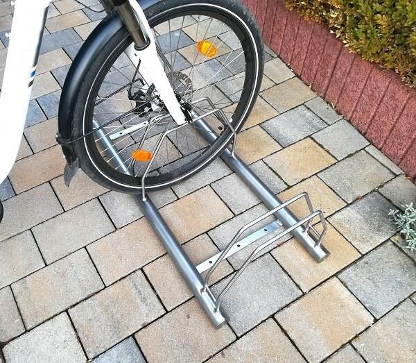 Bügelparker aus Edelstahl – Montagebeispiel für Boden- oder Wandbefestigung