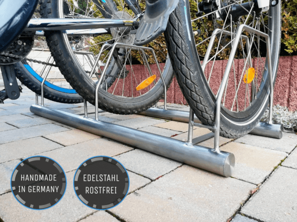 Seitenansicht: handgefertigter Edelstahl-Bügelparker mit 3 Stellplätzen, rostfrei und langlebig