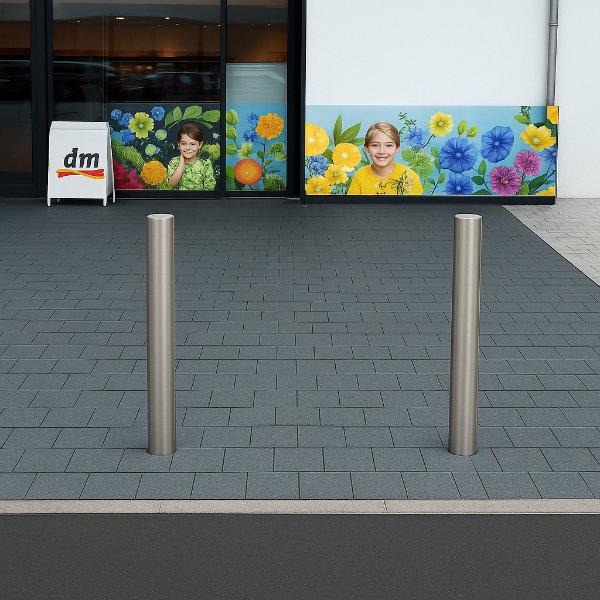 Sperrpfosten aus Edelstahl als Begrenzung für Ladenfronten und Gehwege